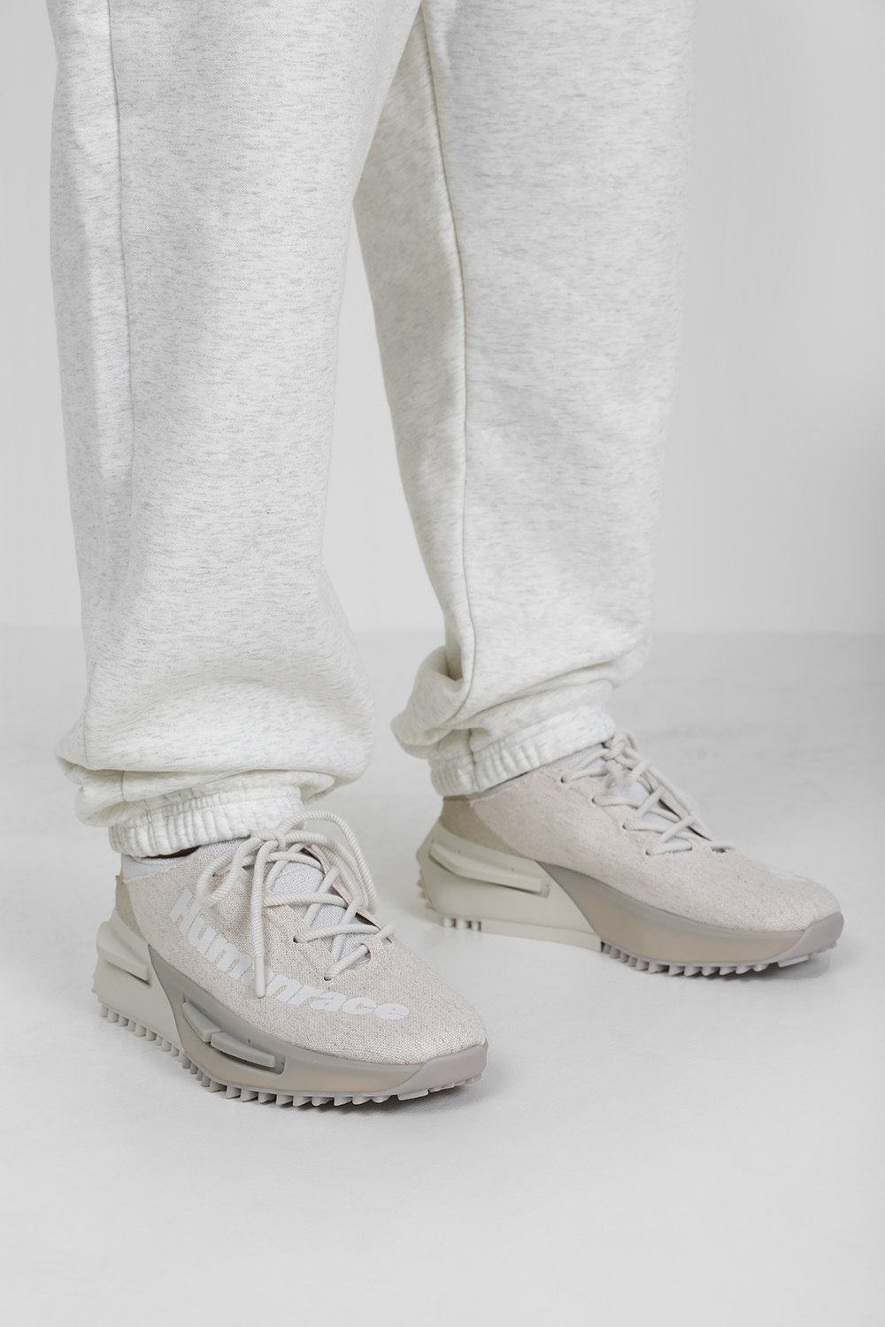 תמונת כל הלוק של נעלי סניקרס אם אן די